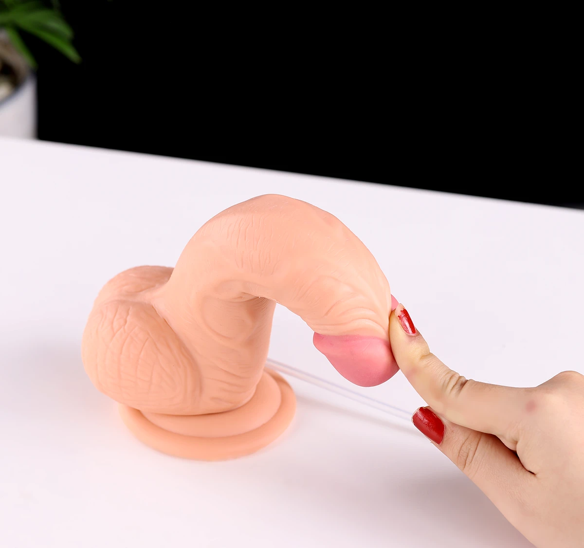 Cu giả phun nước của Lovetoy sử dụng chất liệu TPE mềm mại